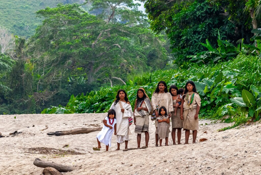Tayrona Nationalparken i Colombia, der årligt besøges af tusindvis af turister, lukkes hvert år i en periode, så naturen får mulighed for at hvile uden menneskelig forstyrrelse, og hvor de oprindelige folk, som disse kogifolk, udfører ceremonier for at rense området åndeligt og fysisk.