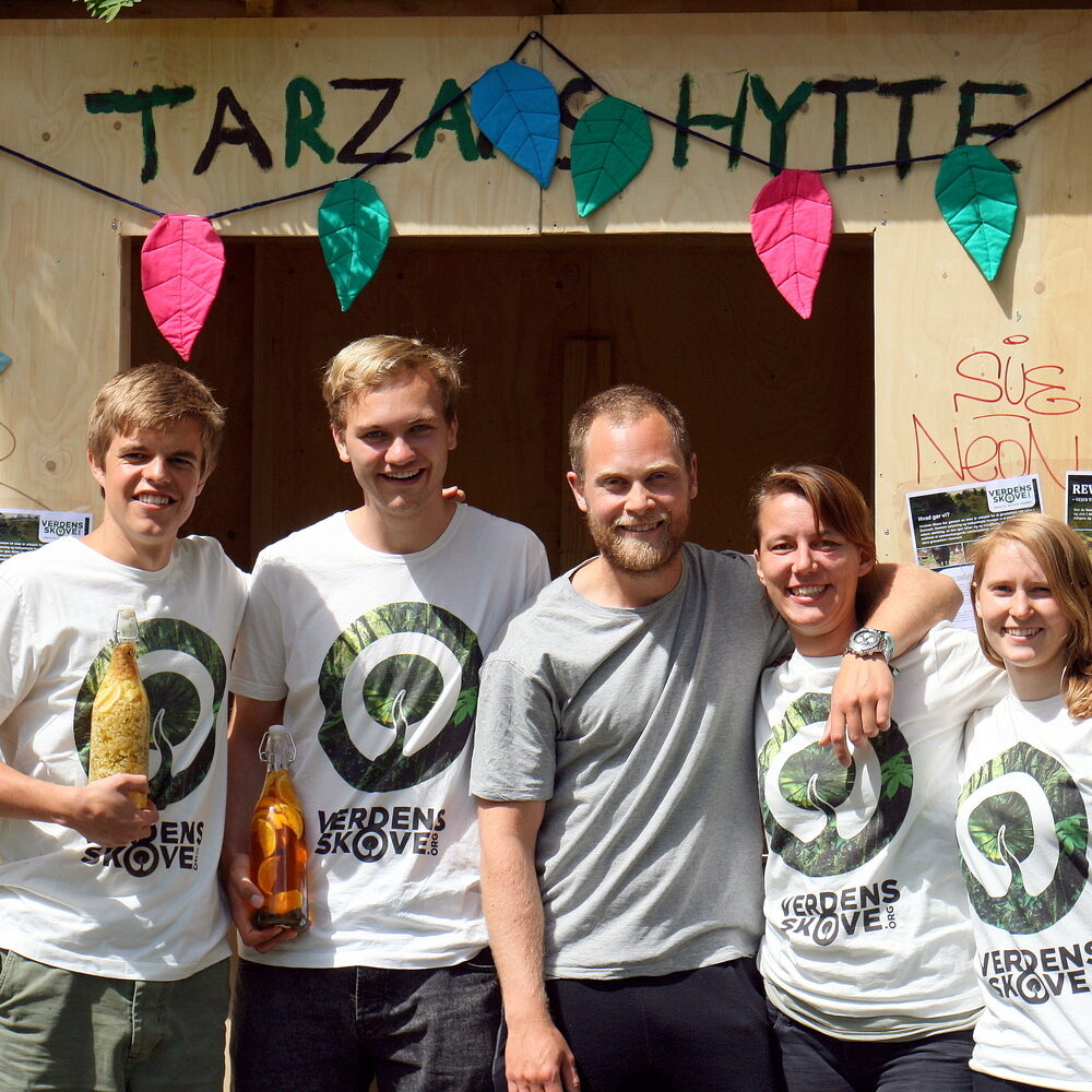 Frivillige i Verdens Skove-trøjer foran “Tarzan Hytte” – miljøorganisationer i Danmark.